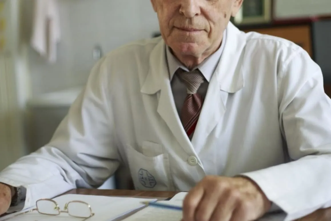 Врач сидит за столом с документами